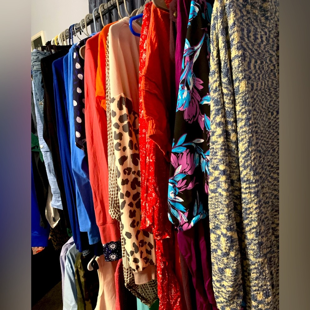 Live w/ Beth. 🎉🎈🥳
Clothes and more.